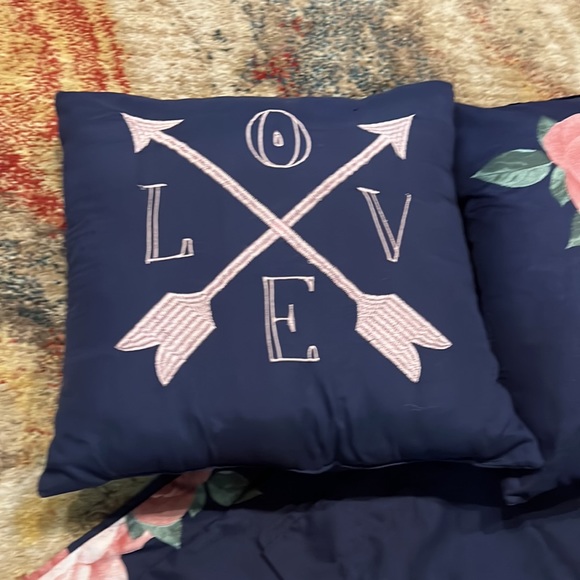 2 decorative pillows and 2 standard pillow cases 🌺🌸 - Picture 2 of 8